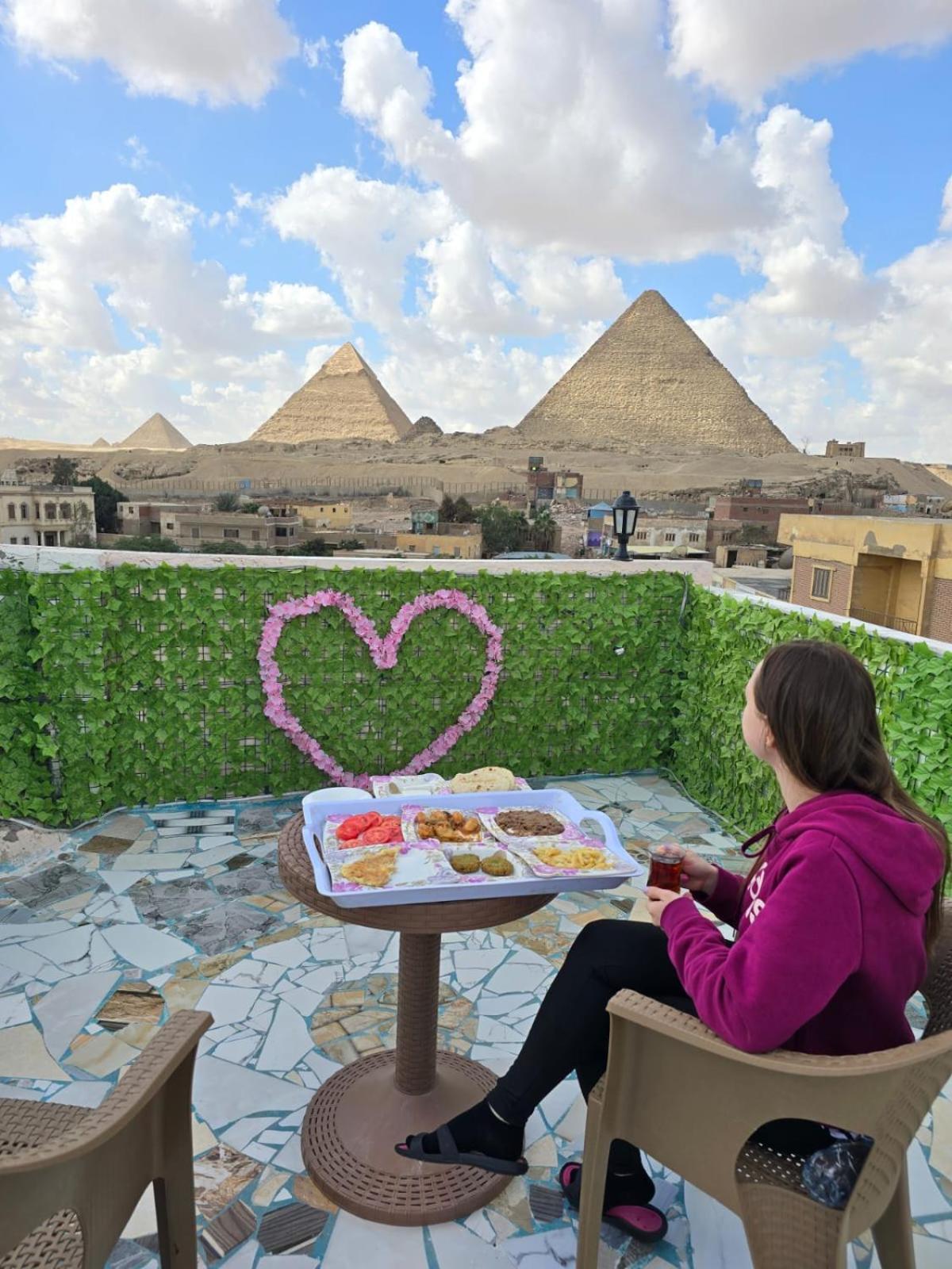 Pyramids Show Hotel Kafret el-Gabal Exterior foto